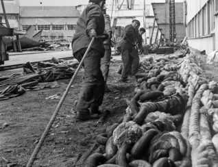 Ouvriers du chantier naval sur la Prairie au Duc, Nantes, sans date © photo Jean-Noël Thoi 300 dpi