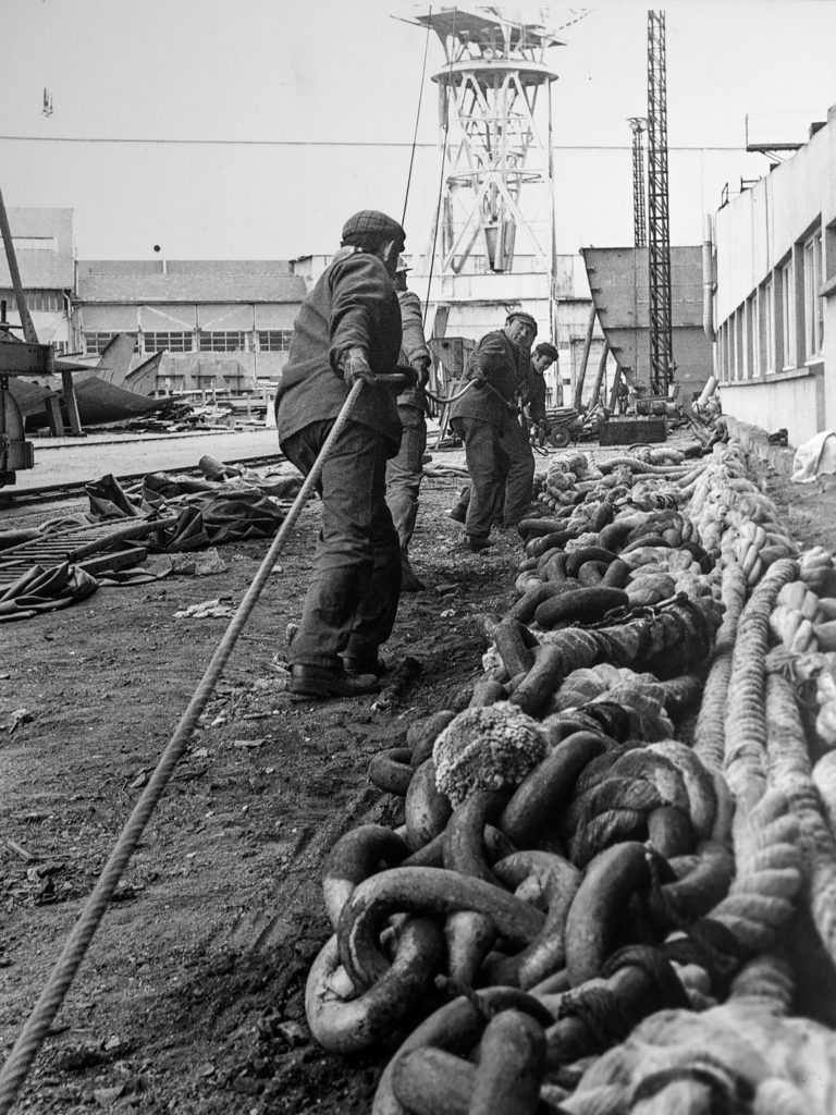 Ouvriers du chantier naval sur la Prairie au Duc, Nantes, sans date © photo Jean-Noël Thoi 300 dpi